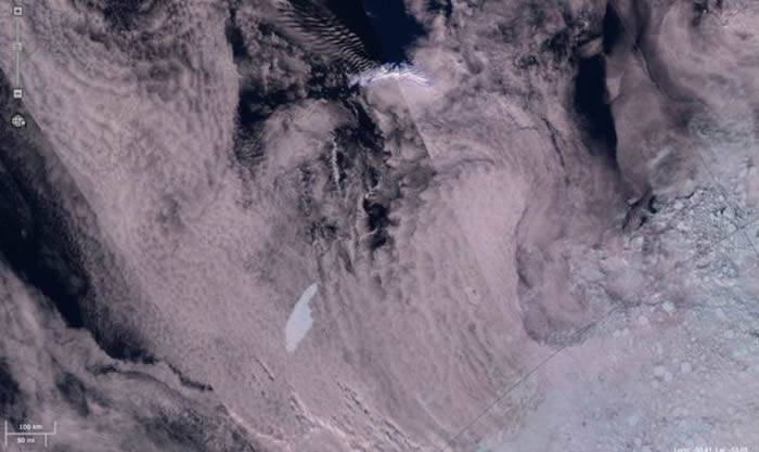 卫星图像显示巨大冰山“A-68A”正向大西洋南部的乔治亚南部岛漂移有碰撞可能