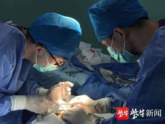 男子左手腕被电锯切断 8小时40分钟断腕“重生”