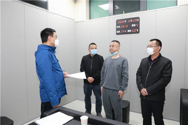 图为：昆明市纪委监委工作人员向杨磊宣布留置决定