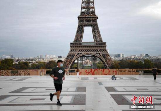 当地时间10月30日，法国进入第二次全国“封城”，以应对新冠肺炎疫情恶化。图为当天巴黎埃菲尔铁塔附近，一名体育锻炼者在跑步。官方准许人们进行适当的体育锻炼，有时间和地点限制。中新社记者李洋摄