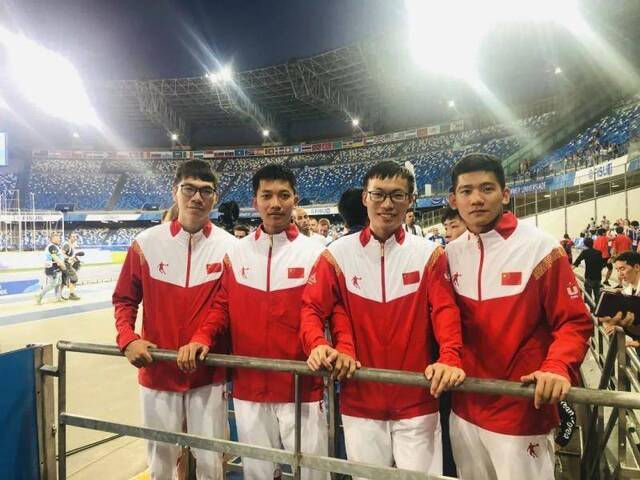 ▲我校短跑名将禤达军同学（右一）摘得世界大学生运动会男子4×100米接力赛银牌