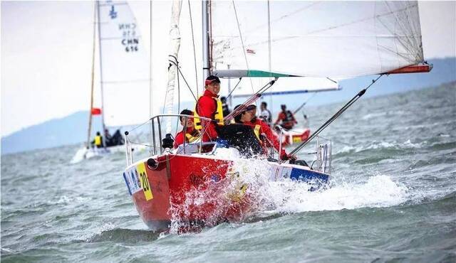 ▲我校首支帆船队获第一届J80亚洲帆船锦标赛青年组总成绩第四名