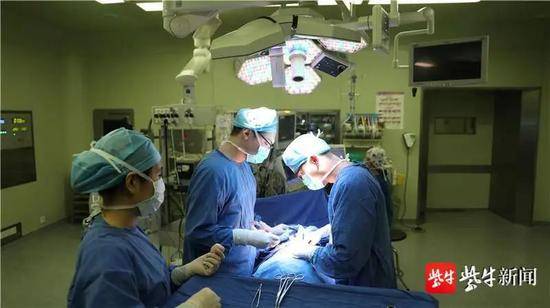  11月5日晚，中大医院脊柱外科团队正为张先生手术。张鑫摄