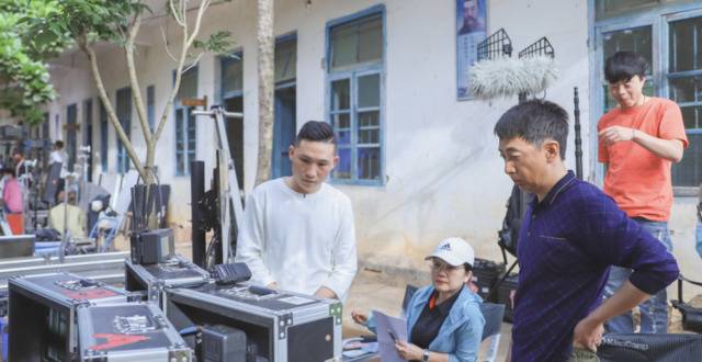 图为电影《穿过雨林》拍摄现场。