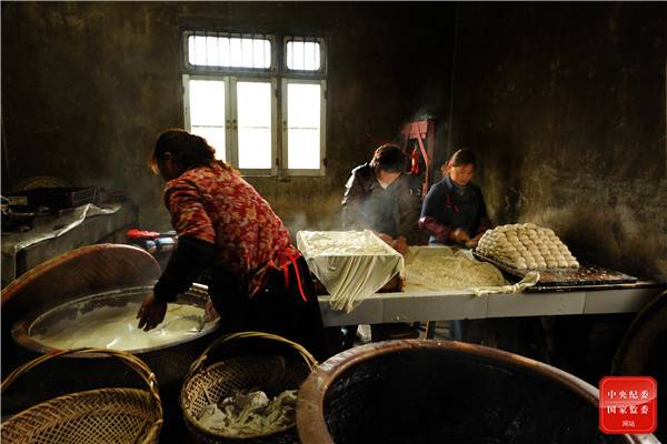 做豆腐“补冬”是安徽省宣城市宣州区立冬时节的一个传统习俗，寄寓着百姓群众祈盼平安顺遂、幸福安康的美好愿望。（安徽省宣城市宣州区纪委监委供徐智寿摄）