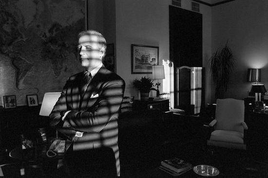 （图说：1988年9月，参议员乔·拜登在办公室里拍摄的肖像。他在治愈严重的脑动脉瘤后回到参议院工作。）