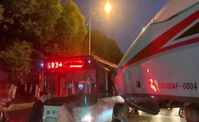 南京一辆公交车与转运中复兴号发生碰擦事故 无人员伤亡