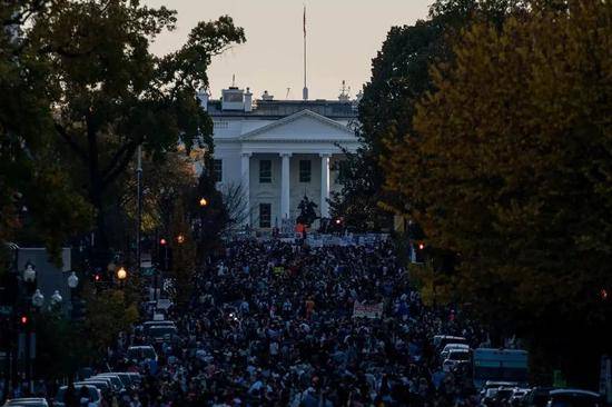 当地时间7日，人们聚集在白宫外支持当选总统拜登图据《纽约时报》
