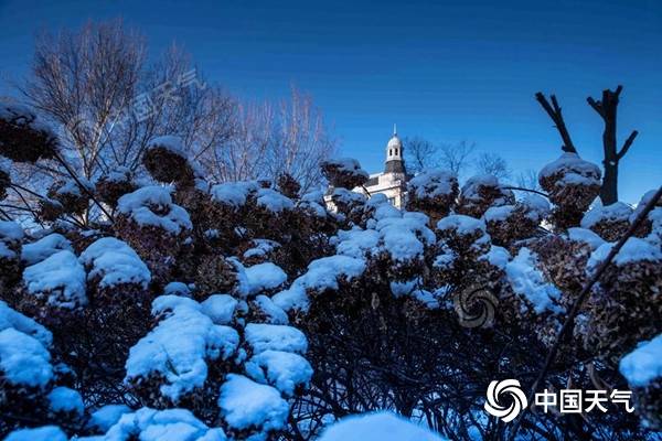 冷空气间歇期华北中南部霾天气发展，全国大部步入升温通道昨天，哈尔滨迎来立冬节气后首场降雪。（图/林松）