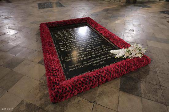 英国女王首次戴口罩亮相 为无名烈士墓碑献花(图)