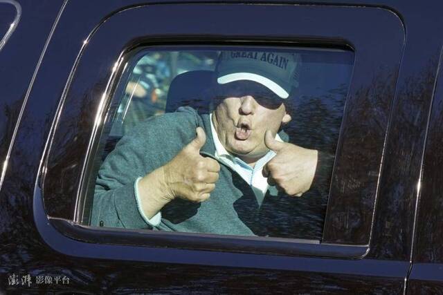 在离开高尔夫俱乐部时，特朗普向支持者竖起大拇指来源：澎湃影像平台