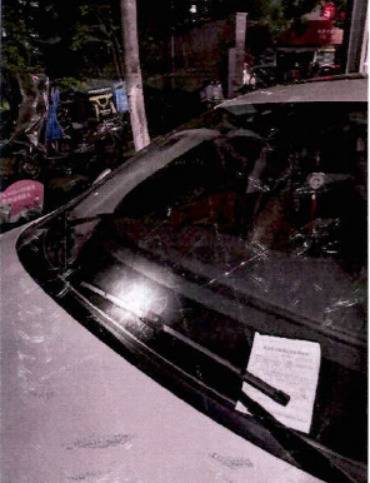 停在路边的车辆被炸碎挡风玻璃本文图片来源：滨江法院