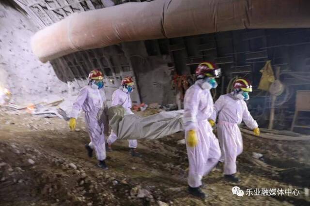广西乐业隧道塌方9人被困事故救援62天：发现两被困者遗体