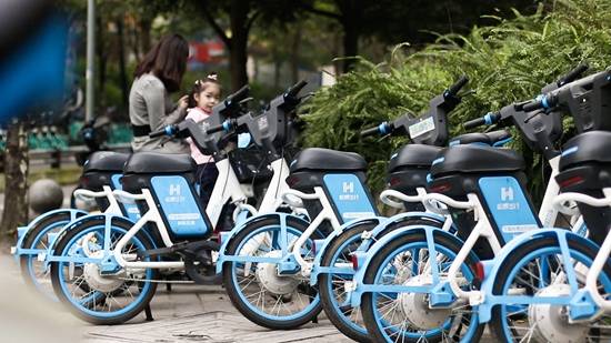 共享电单车在许多城市颇受欢迎，图为近日重庆街头出现的共享电单车。张立/摄