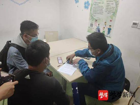 家属与南京市红十字会签署捐献器官同意书程守勤摄