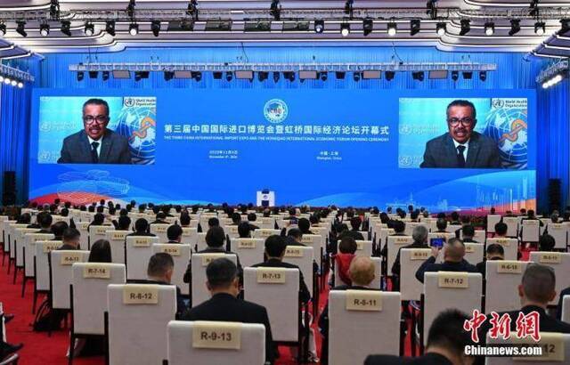 11月4日晚，第三届中国国际进口博览会开幕式在上海举行，世界卫生组织总干事谭德塞以视频方式致辞。中新社记者毛建军摄