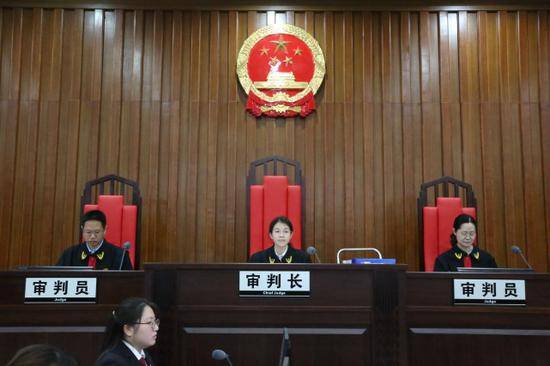 合议庭对案件进行审理广州中院供图