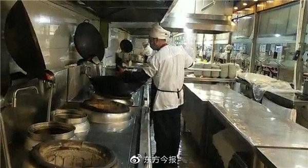 宁夏一高校食堂锅里洗拖把 涉事餐饮公司回应：系专用清洗锅