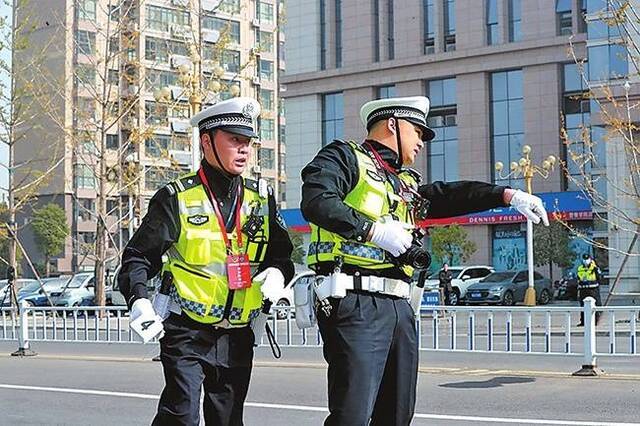 ②交通事故勘查技能比武。记者聂冬晗摄