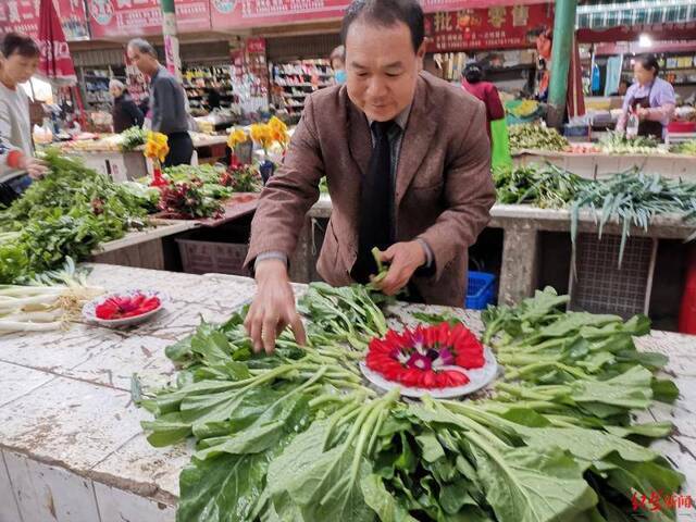 卖菜大叔摆出鲜花菜摊，网友：这是来自菜市场的浪漫