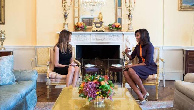  2016年11月10日，米歇尔·奥巴马与梅拉尼娅在白宫黄色椭圆厅喝茶图源：白宫摄影师查克·肯尼迪