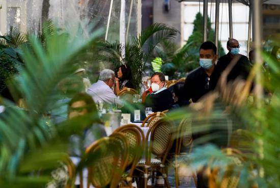 11月9日，在美国纽约，人们在一家餐厅的户外餐区就餐。新华社记者王迎摄