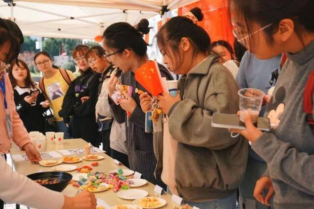 别致！南农学子将家乡美味“烹”在了20米长卷上