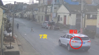 太可怕！3岁女孩10次横穿马路不幸被撞 监控画面曝光