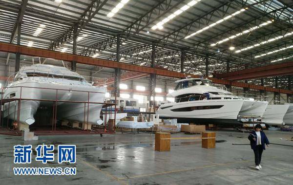 杭州华鹰游艇有限公司生产车间一角。新华网记者侯强摄