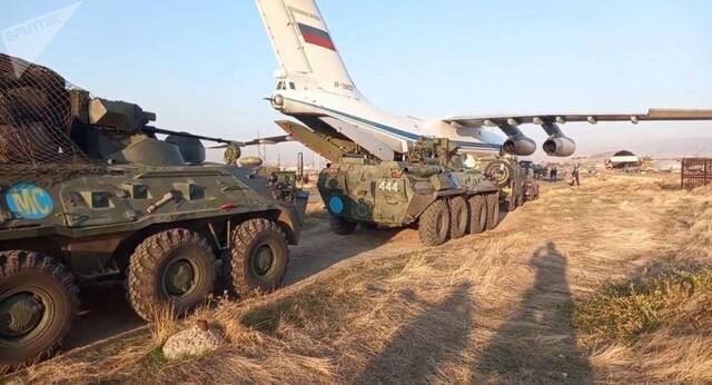 ▲俄军运输机将大批维和人员和装备物资运送到亚美尼亚