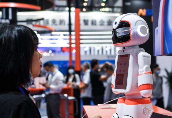 图为11月11日，参观者在高交会现场与机器人互动。新华社记者毛思倩摄