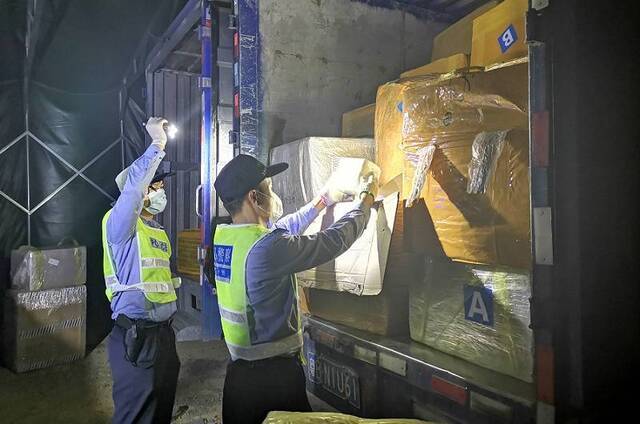 图为：广州海关缉私警察在非设关码头查获涉嫌走私的货车关悦/摄