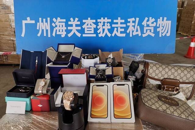 图为：广州海关缉私警察查获的走私手表、皮包、服饰、电子产品等关悦/摄