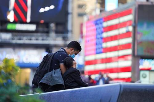 11月9日，在美国纽约，一对父子在时报广场上休息。新华社记者王迎摄