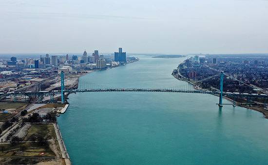 美国底特律和加拿大温莎的美加边境隔河相望。图|视觉中国