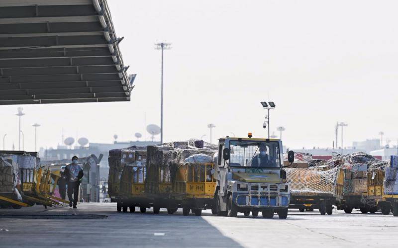 11月13日，首都机场货运站，由外地送达北京的货物从飞机上转运至货站。摄影/新京报记者陶冉
