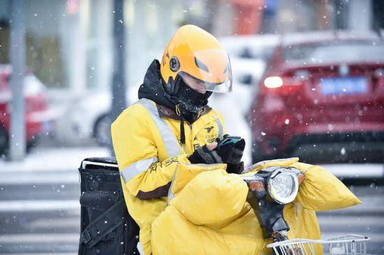 长春市一名外卖员正冒雪送餐颜麟蕴摄