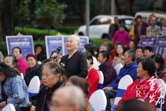 市民现场提问罗嘉摄