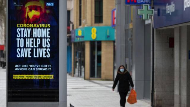 △英国街头一张居家防疫的宣传海报（图片来源：天空新闻频道）