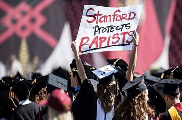 ·学生自发在斯坦福校园抗议判决有失公平。