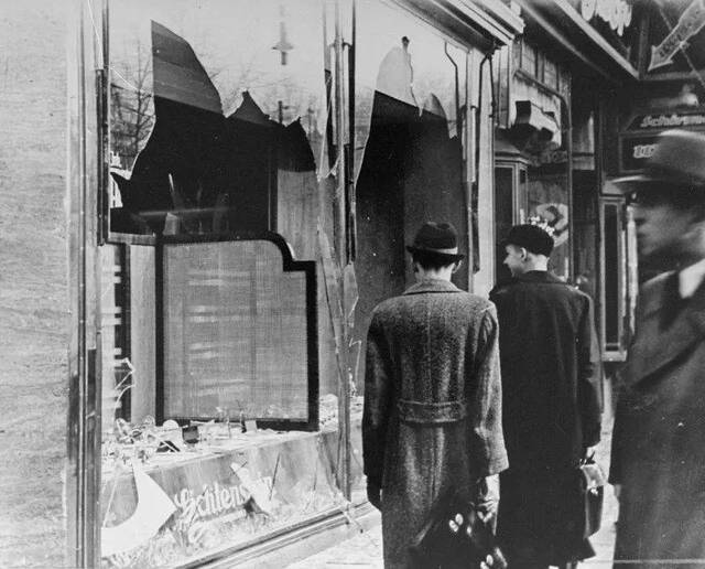 “水晶之夜”大量犹太人店铺被砸毁（历史资料图）