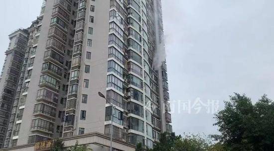 突发！广西柳州高层住宅起火，现场浓烟滚滚，据称是小孩这举动引发