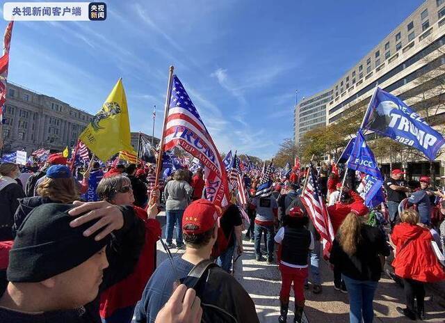 美国大选尘埃渐落 特朗普支持者与反对者同在华盛顿游行