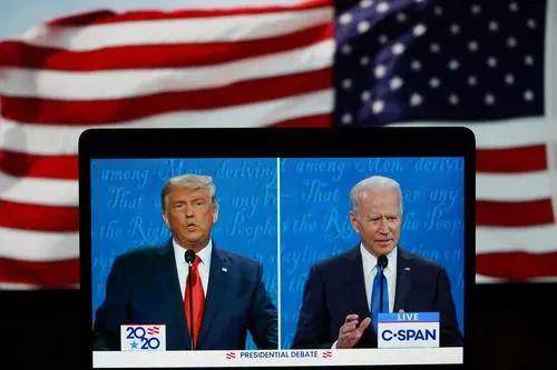 10月22日，美国总统特朗普（左）与民主党总统候选人拜登参加最后一场总统候选人电视辩论。新华社记者刘杰摄