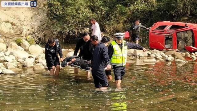 陕西汉中发生一起老年代步车坠崖事故