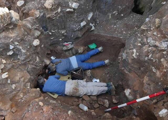 南非洞穴发现200万年前人类近亲罗百氏傍人头骨化石不同环境进化实例