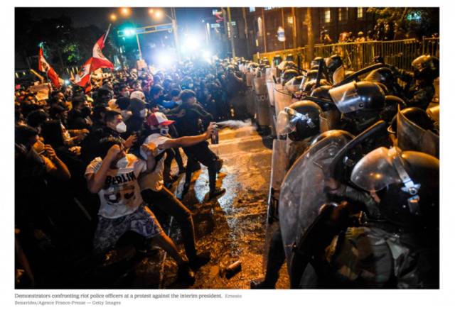 示威者与防暴警察发生冲突。/《纽约时报》网站截图