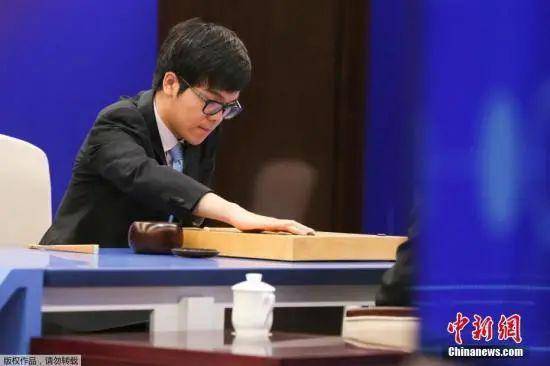 资料图：柯洁与围棋人工智能AlphaGo正式展开三番对弈第一局比赛