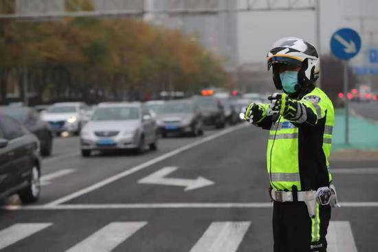 帅气！北京铁骑交警今天正式着新式警用骑行服亮相