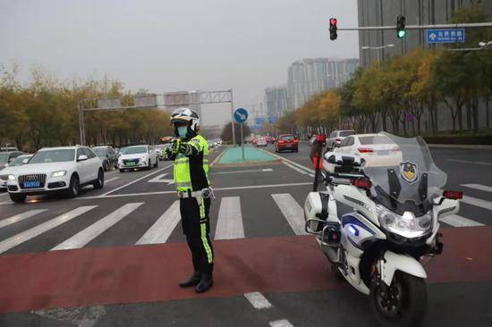 帅气！北京铁骑交警今天正式着新式警用骑行服亮相